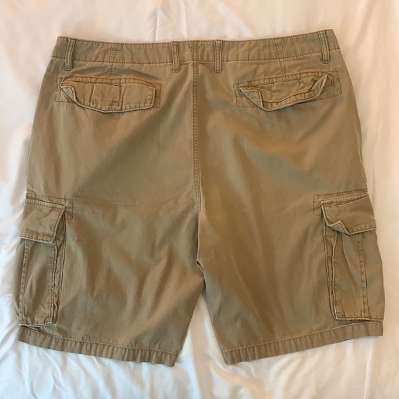 Gently Used Old Navy Khaki cargo shorts Men’s waist size 42 Tall - Picture 3 of 6